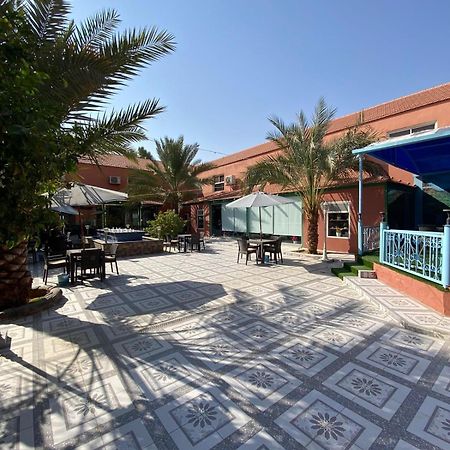فندق ادوماتو Adomato Hotel Dawmat al-Jandal Ngoại thất bức ảnh